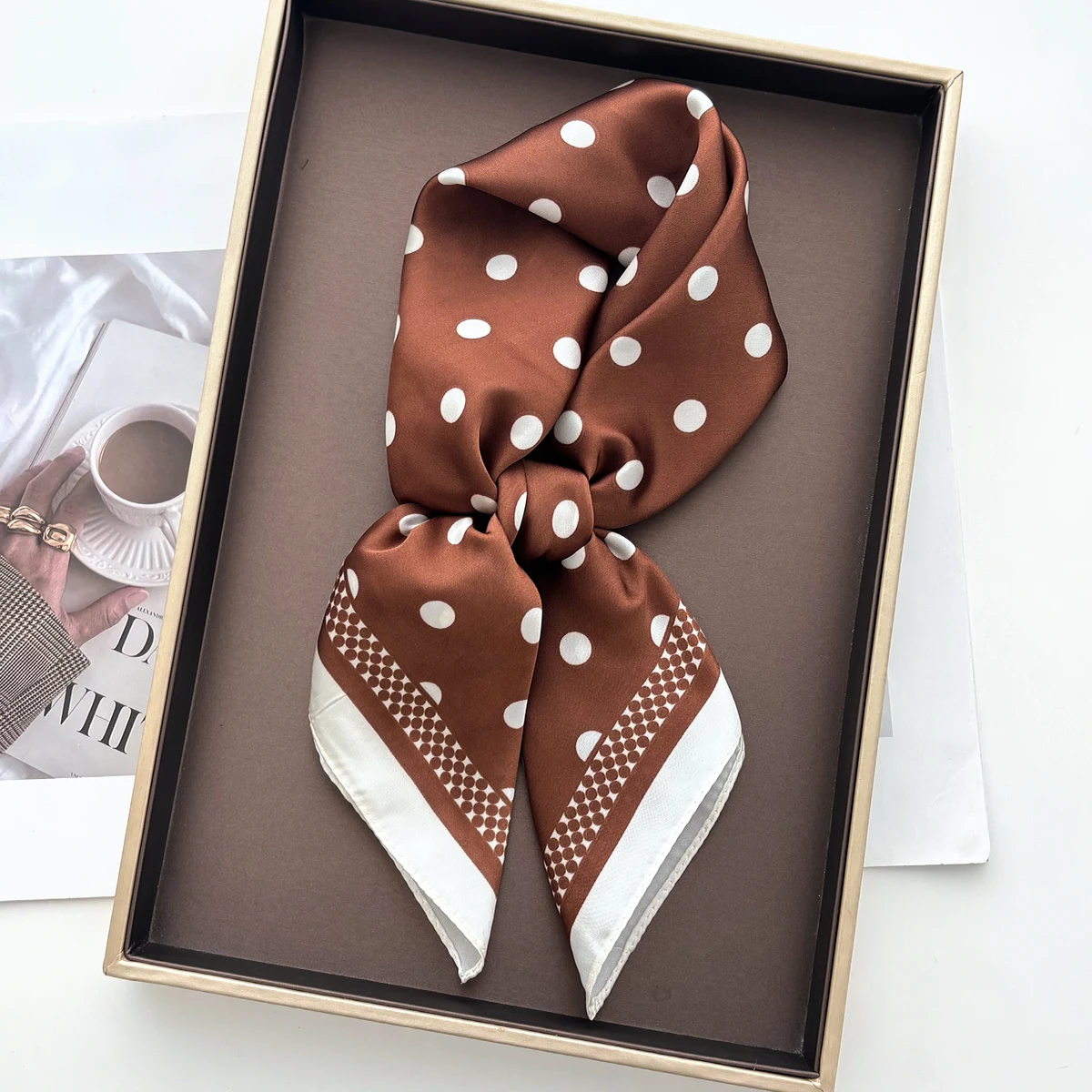 Face Scarf Mask - Eleganter, weicher, quadratischer Schal aus Satin